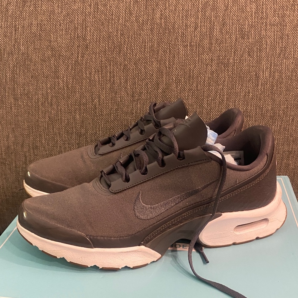 Nike Air Max Jewell Metallic Cool Grey Athletic Shoes